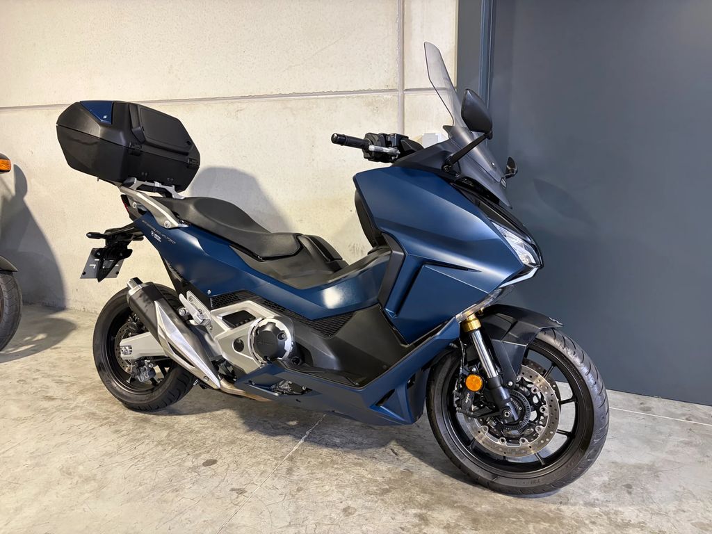  Forza 750 met  Topcase (btw moto)
