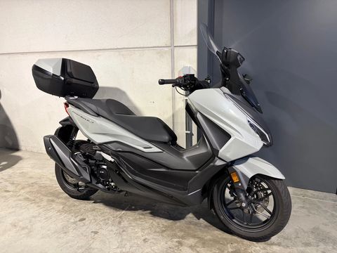  Forza 350 luxescooter met keyless contact en topcase en handvatverwarming
